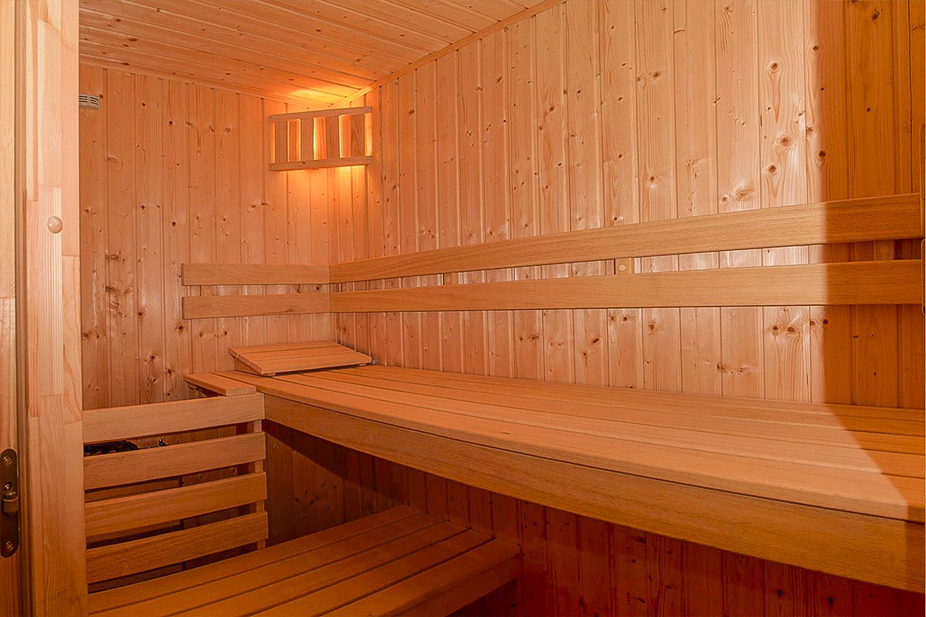 Prywatna sauna wykończona naturalnym jasnym drewnem, strefa relaksu w obiekcie Jaworczański Raj pod Wysoką