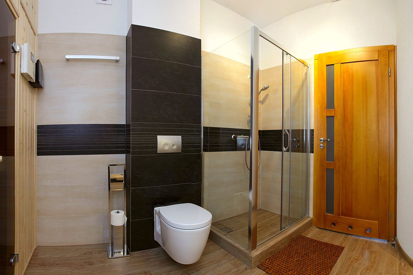 Strefa prysznicowa w głównej łazience Apartamentu na Szczycie z dużą przeszkloną kabiną, naświetlona naturalnym światłem