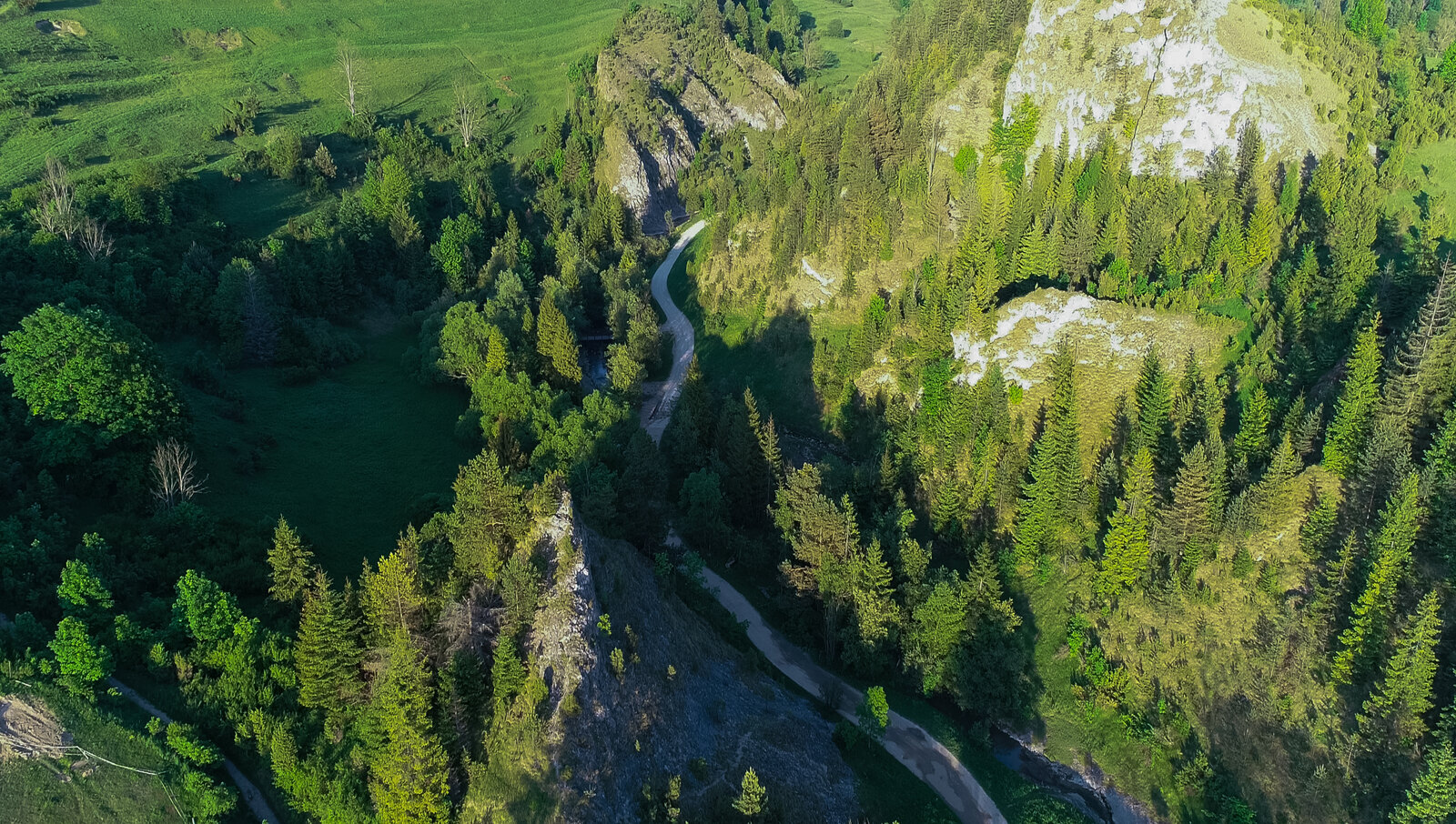 Widok z drona na malowniczy wąwóz i ścieżkę turystyczną wijącą się między wysokimi skałami w Rezerwacie Biała Woda