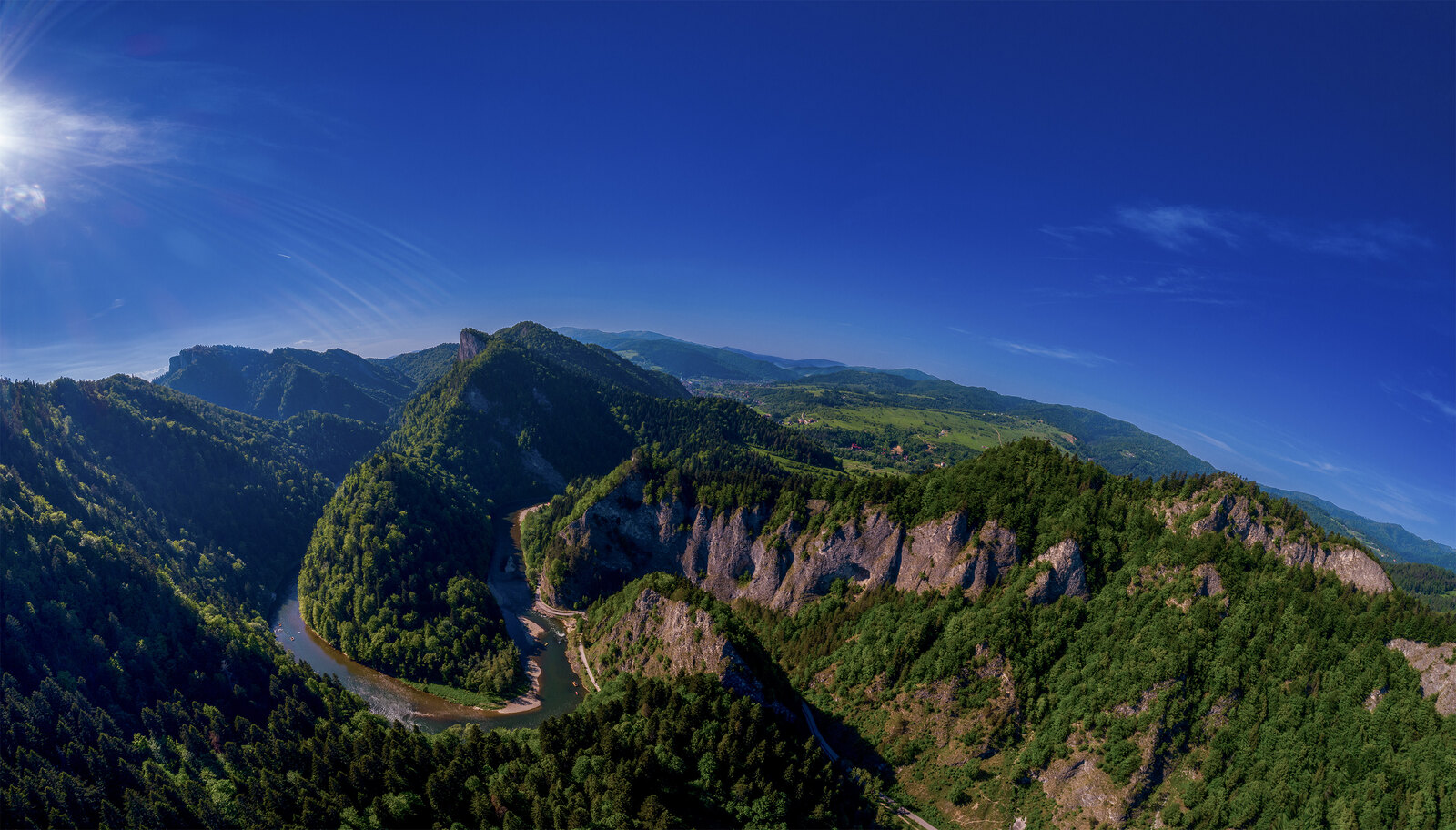 Zjawiskowa panorama Przełomu Dunajca z lotu ptaka, rzeka wijąca się wśród zielonych szczytów Pienin
