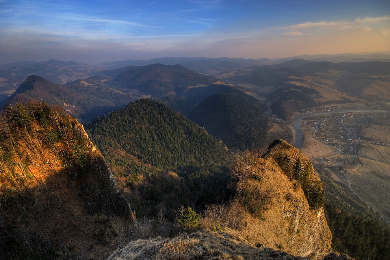 Malownicza panorama Pienin w świetle poranka, widok z wysokiego szczytu na wijącą się w dolinie rzekę Dunajec