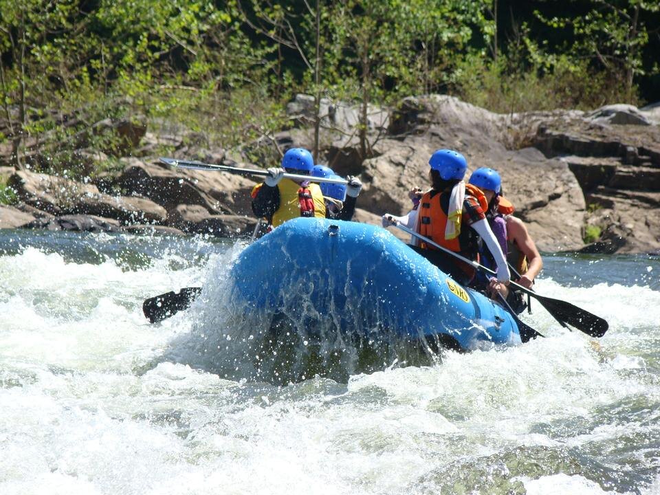 Ekscytujący spływ pontonowy (rafting) na górskiej rzece Dunajec, uczestnicy pokonujący spienione bystrza i fale