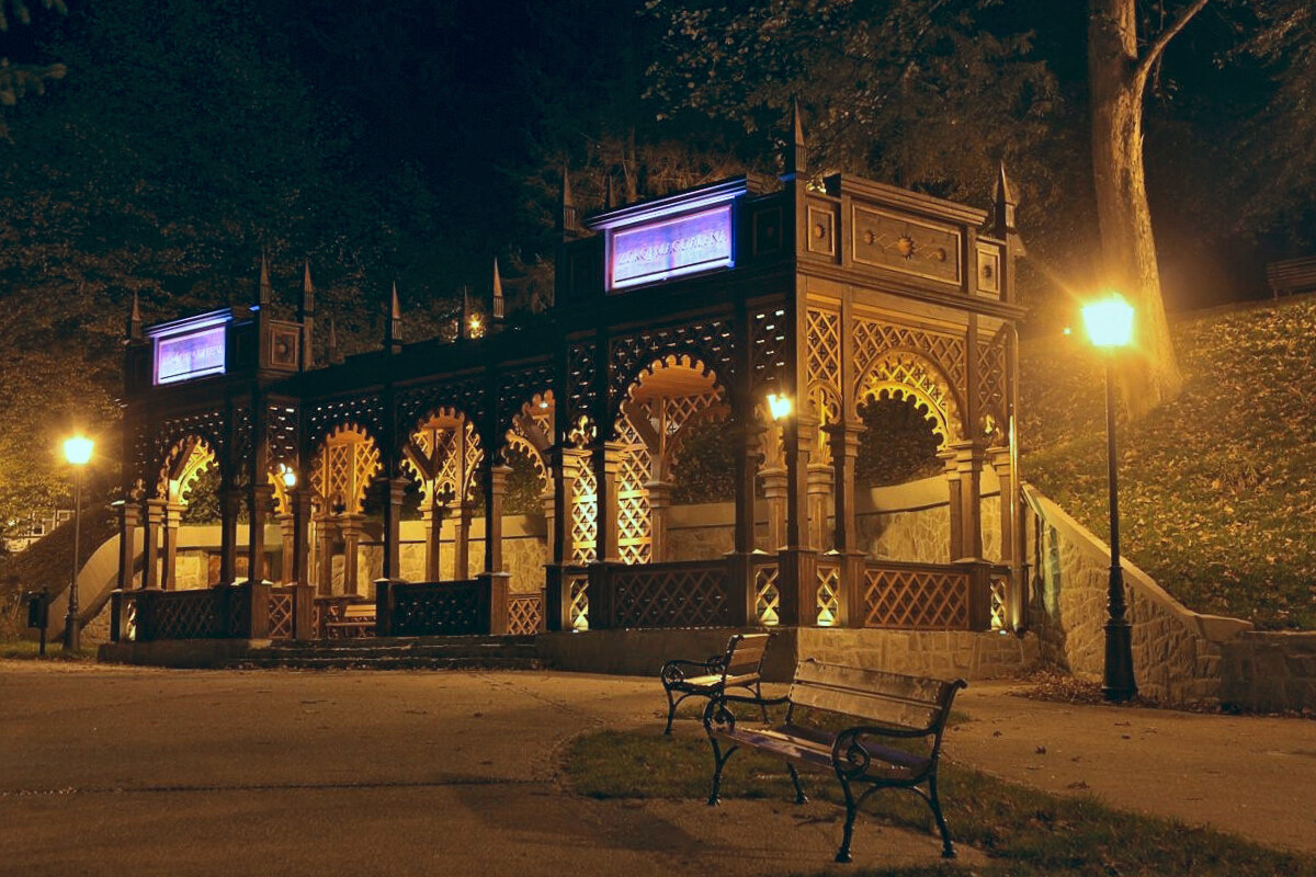 Zdrój Magdalena w Szczawnicy w klimatycznym, nocnym oświetleniu, podkreślającym kunsztowne, rzeźbione detale architektoniczne