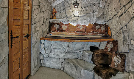 Apartament Pienińska Grota z basenem - położony jest w parku krajobrazowy 200m do wyciągu u podnóża najwyższej góry w Pieninach Wysokiej.