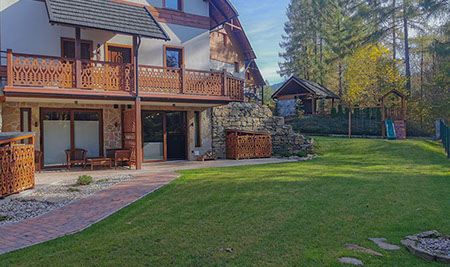 Apartament Pienińska Grota z basenem - położony jest w parku krajobrazowy 200m do wyciągu u podnóża najwyższej góry w Pieninach Wysokiej.