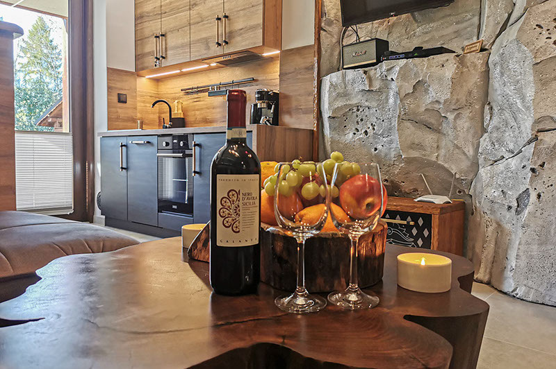 Salon Apartamentu Pienińska Grota - położony jest w parku krajobrazowy 200m do wyciągu u podnóża najwyższej góry w Pieninach Wysokiej.