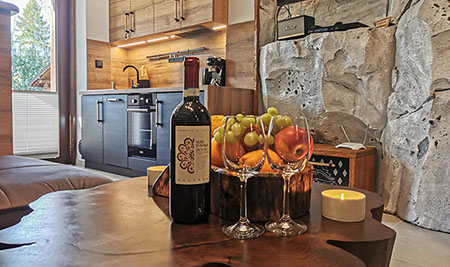 Salon Apartamentu Pienińska Grota - położony jest w parku krajobrazowy 200m do wyciągu u podnóża najwyższej góry w Pieninach Wysokiej.