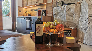 Salon Apartamentu Pienińska Grota - położony jest w parku krajobrazowy 200m do wyciągu u podnóża najwyższej góry w Pieninach Wysokiej.