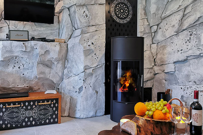 Salon Apartamentu Pienińska Grota - położony jest w parku krajobrazowy 200m do wyciągu u podnóża najwyższej góry w Pieninach Wysokiej.