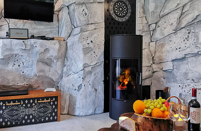 Salon Apartamentu Pienińska Grota - położony jest w parku krajobrazowy 200m do wyciągu u podnóża najwyższej góry w Pieninach Wysokiej.