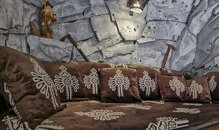 Salon Apartamentu Pienińska Grota - położony jest w parku krajobrazowy 200m do wyciągu u podnóża najwyższej góry w Pieninach Wysokiej.