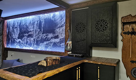 Salon Apartamentu Pienińska Grota - położony jest w parku krajobrazowy 200m do wyciągu u podnóża najwyższej góry w Pieninach Wysokiej.