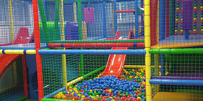 Plac zabaw dla dzieci pod dachem