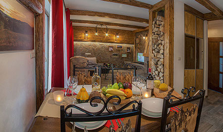 Stylowa jadalnia połączona z salonem i kuchnią