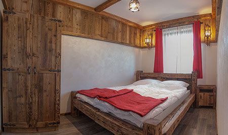 Stylowa sypialnia z podwójnym łóżkiem i szafą