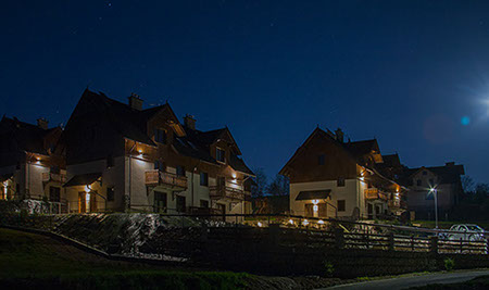 Oświetlony kompleks z parkingiem