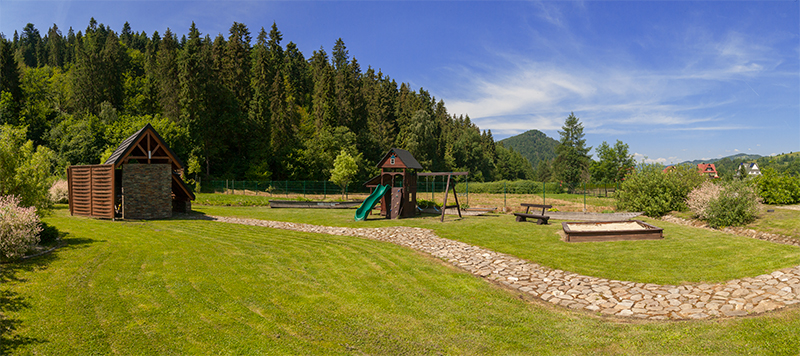 Plac zabaw dla dzieci oraz grill chata z widokiem na góry